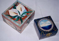 scatoline di legno con dipinti fiori e mare